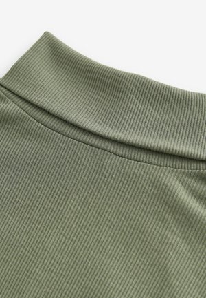 Tissu côtelé vert avec une texture lisse, présentant une taille repliée et de subtiles lignes verticales sur toute la surface.