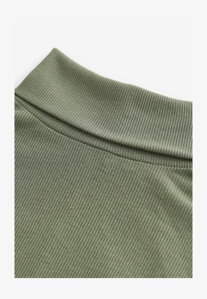 Zaļa ribota auduma ar gludu tekstūru, ar saliektu jostasvītru un diskretām vertikālām līnijām visā virsmā.