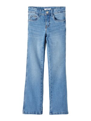 Lys blå denimflared jeans med mid-rise liv, fem lommer og subtile sømdetaljer. Glatt tekstur, standard knappelukking.