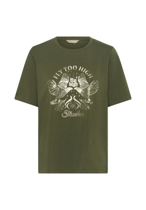 Olívovo zelené bavlnené tričko s krátkym rukávom, ktoré má biely grafický dizajn vtákov a frázy "LETIEŤ PRÍLIŠ VYSOKO" a "Sloboda" v štýlovom písme.