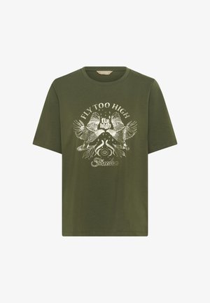 Olívovo zelené bavlnené tričko s krátkym rukávom, ktoré má biely grafický dizajn vtákov a frázy "LETIEŤ PRÍLIŠ VYSOKO" a "Sloboda" v štýlovom písme.