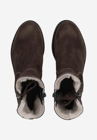 Bottes cheville en daim marron avec doublure en shearling, zips latéraux, bouts ronds et semelles en caoutchouc texturé. Tige avec coutures contrastées.