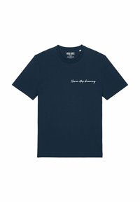 Námornícka modrá bavlnená tričko s krátkymi rukávmi a okrúhlym výstrihom. Na prednej strane je biele skriptové písmo s nápisom "Nikdy prestaj snívať".