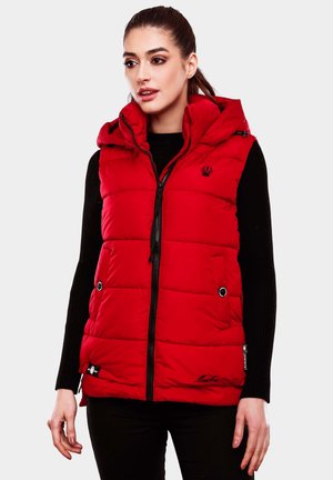 Rote Weste mit Kapuze, Reißverschluss, gestepptem Material, Druckknopf-Taschen und schwarzem Logo auf der Brust. Getragen über einem schwarzen Pullover.