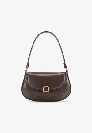 Borsa a tracolla in pelle marrone con una silhouette curvata, chiusura a patta e dettagli hardware in tono oro. Presenta una singola tracolla.