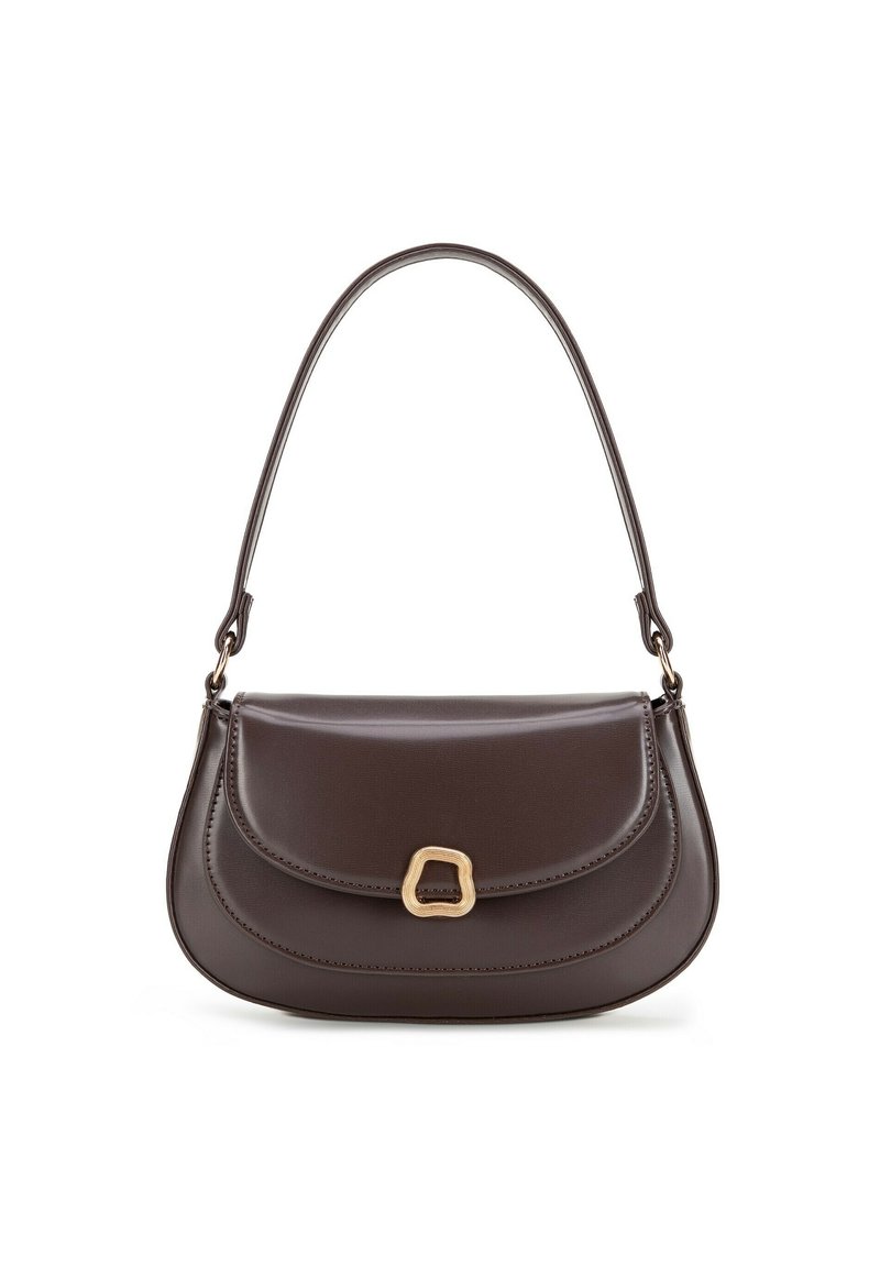 Sac à main en cuir marron avec une silhouette courbée, une fermeture à rabat et des accessoires en métal doré. Il dispose d'une seule bandoulière.