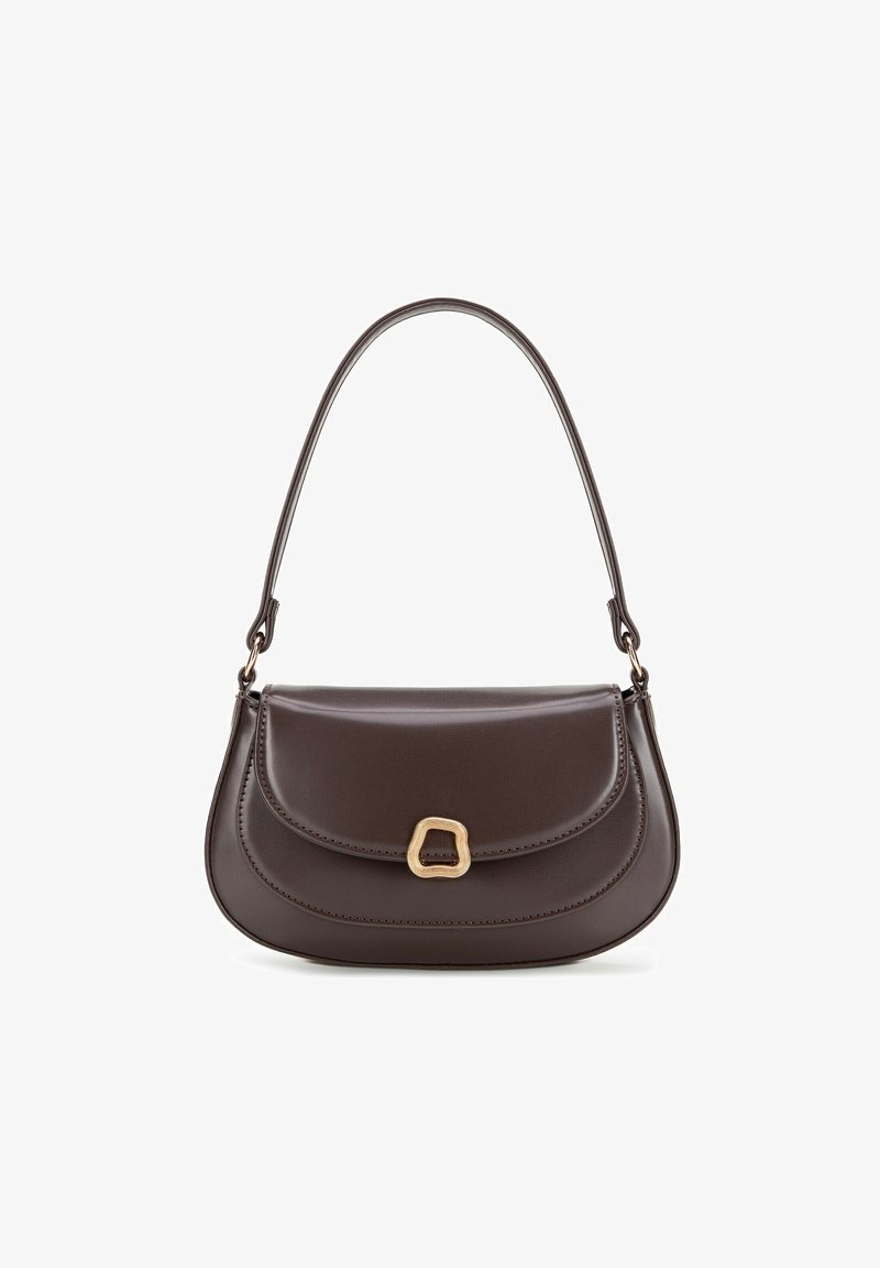 Sac à main en cuir marron avec une silhouette courbée, une fermeture à rabat et des accessoires en métal doré. Il dispose d'une seule bandoulière.