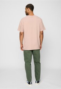 Upscale by Mister Tee FLYING HIGH OVERSIZE FLYING HIGH OVERS - T-Shirt print - duskrose