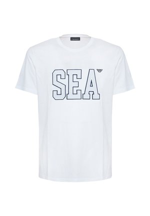 Maglietta bianca a maniche corte con la scritta "SEA" in grandi lettere contornate di blu navy e un piccolo logo sopra la lettera A sul petto.