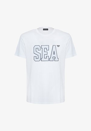 Maglietta bianca a maniche corte con la scritta "SEA" in grandi lettere contornate di blu navy e un piccolo logo sopra la lettera A sul petto.