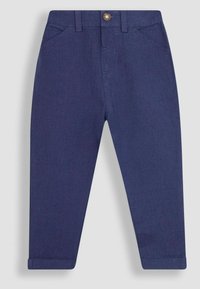 Marineblauwe katoenen broeken met een rechte pasvorm, voorzien van een sluiting met een knoop aan de voorkant, riemlussen en opgerolde mouwen. Gladde textuur en minimale details.