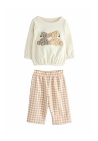 Cremfarbenes Oberteil mit bestickten Teddybären in Grau und Beige, kombiniert mit rosa-weißen Gingham-Shorts, elastischem Bund und weichem Stoff.