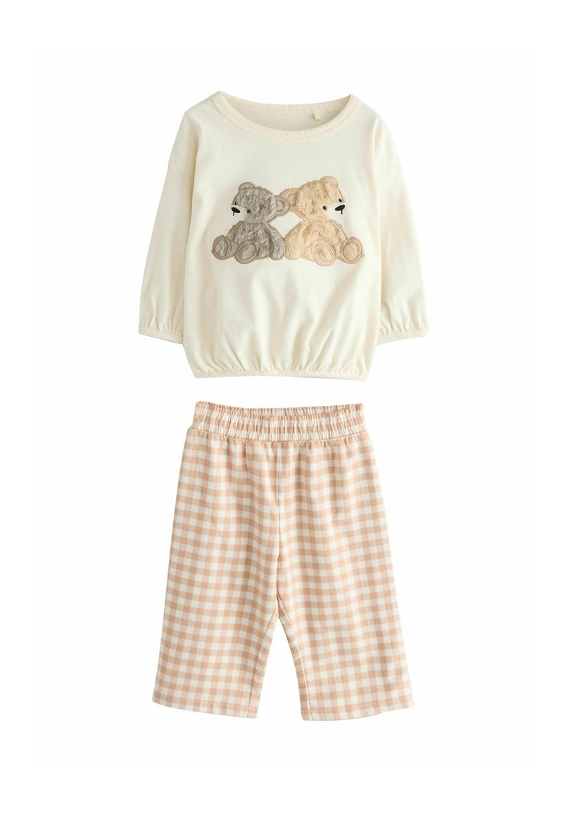 Cremfarbenes Oberteil mit bestickten Teddybären in Grau und Beige, kombiniert mit rosa-weißen Gingham-Shorts, elastischem Bund und weichem Stoff.