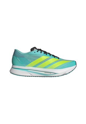 Chaussure de sport aquatique et vert lime avec une tige en maille légère, des lacets noirs et une semelle intermédiaire blanche au fini texturé.