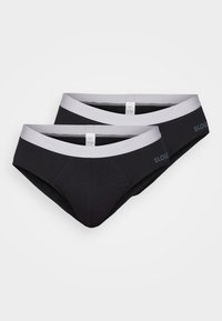 Zwei Paare schwarzer Baumwollslips mit einem grauen elastischen Bund, die ein Logo an der Seite und eine glatte Stofftextur aufweisen.