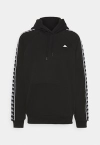 Felpa nera con cappuccio regolabile con coulisse, tasca frontale a marsupio e strisce laterali bianche con un motivo logo ripetuto.