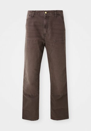 Bruna, raka byxor i en blandning av bomull. Har framfickor med patchdesign och kontrasterande sömmar. Avslutas med en klassisk knappstängning.