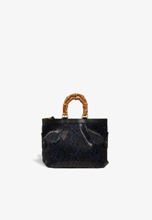 Sac à main en fausse peau de serpent bleu et noir avec des poignées en bambou courbées et des détails en cuir noir sur les côtés.