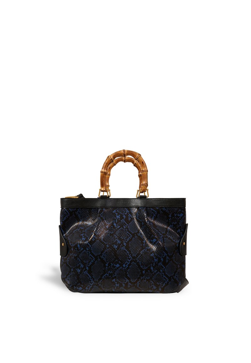 Borsa in pelle con motivo a pelle di serpente blu e nera, completa di manici curvi in bamboo e rifiniture e dettagli laterali in pelle nera.