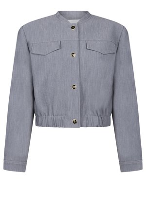 Grijze cropped jas met een gestructureerde stof, ronde hals, knopen aan de voorkant, twee borstzakken en een gather aan de onderkant.