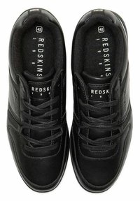 Scarpe sportive nere realizzate in pelle sintetica con texture liscia. Le caratteristiche includono lacci, logo e un collare imbottito per il supporto.