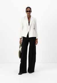 BOSS Blejzr - open white