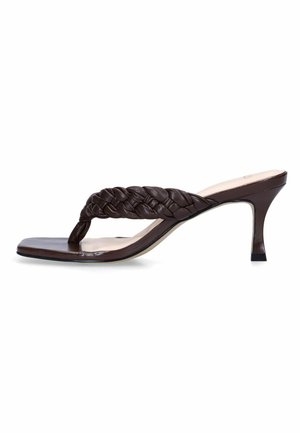 Braune Ledersandale mit Absatz, geflochtenem Zehenriemen und quadratischer Spitze, mit mittelhohem schlankem Absatz.
