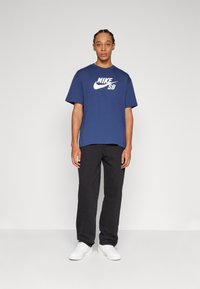Nike SB TEE LOGO - Apdrukāts T-krekls - midnight navy