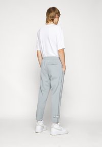 Nike Sportswear CIRCA PANT - Träningsbyxor - particle grey/coconut milk