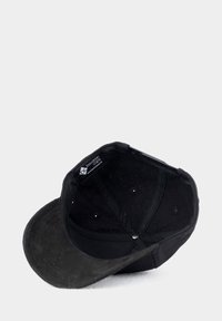 Schwarze Kappe mit gebogenem Schirm und strukturiertem Stoff. Innen befindet sich ein Etikett und Belüftungsöffnungen. Das Gesamtdesign ist schlicht und funktional.