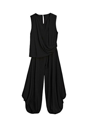 Czarny kombinezon bez rękawów z marszczonym przodem oraz szerokimi, bufkami w stylu balonowym, zapinany na guziki z tyłu przy dekolcie.