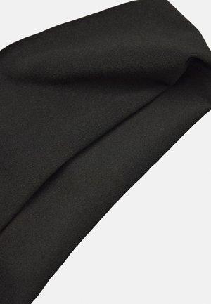 Bufanda negra, hecha de un tejido suave con una textura lisa. Presenta una forma rectangular simple con bordes limpios y sin patrones visibles.