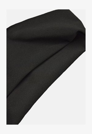 Bufanda negra, hecha de un tejido suave con una textura lisa. Presenta una forma rectangular simple con bordes limpios y sin patrones visibles.