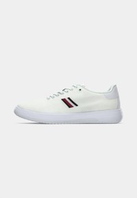 Witte sportschoenen met een gestructureerde bovenkant, voorzien van een rood en zwart gestreept ontwerp, vetersluiting en een witte rubberen zool.