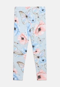 Γαλάζια κολάν με φλοράλ σχέδιο που απεικονίζει ροζ και μπλε λουλούδια με μαύρες λεπτομέρειες, διακοσμημένο με λεπτομερείς απεικονίσεις πεταλούδων.