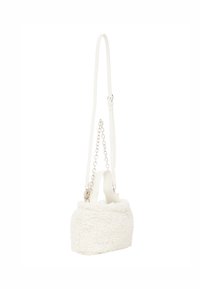 Hvid faux fur skuldertaske med en rektangulær form, der har en glat læderrem og en sølvkæde accent for ekstra detaljer.