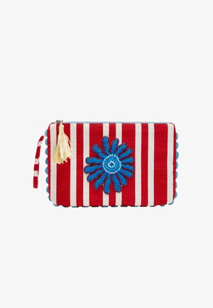 Czerwono-biała torba kopertowa w paski z niebieską haftowaną florą, teksturowany materiał, falbaniaste krawędzie i dekoracyjny pompon. Zamek błyskawiczny.