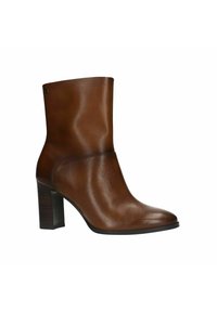 Bruine leren enkelboot met een gladde afwerking, ronde neus en een blokhak van 7 cm. Heeft minimale stiksels en een decoratief accent aan de zijkant.