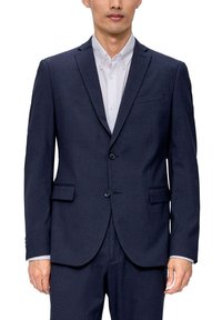 Marineblaue, taillierte Sakko-Jacke mit zwei Knöpfen, Reverskragen und einem Einstecktuch. Der Stoff hat eine subtile Textur und wird über einem hellen Hemd getragen.