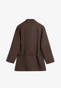 Bruine jas met lange mouwen, rechte snit, detail met achterkantriem en kraag, plat weergegeven met de achterkant naar voren.