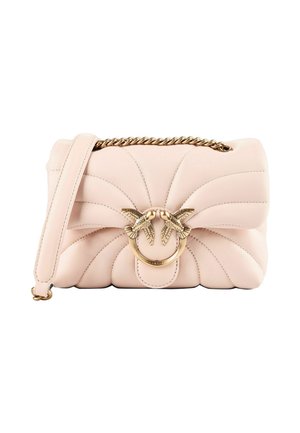 Weiche rosa gesteppte Lederhandtasche mit goldener Kettenriemen und zentralem goldenen Verschluss mit zwei sich gegenüberstehenden Vögeln.