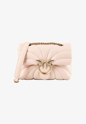 Weiche rosa gesteppte Lederhandtasche mit goldener Kettenriemen und zentralem goldenen Verschluss mit zwei sich gegenüberstehenden Vögeln.