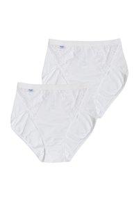 Mutande bianche in cotone a vita alta con dettagli in pizzo ai lati, fascia morbida in vita e una texture liscia. Vendute in un pacco da due.