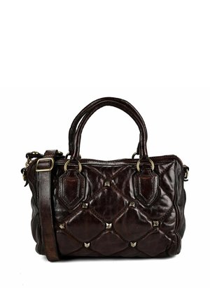 Bolso de mano de cuero marrón oscuro con patrón acolchado en forma de diamante y pequeñas tachuelas metálicas, dos asas redondeadas y una correa de hombro ajustable.