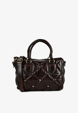 Bolso de mano de cuero marrón oscuro con patrón acolchado en forma de diamante y pequeñas tachuelas metálicas, dos asas redondeadas y una correa de hombro ajustable.