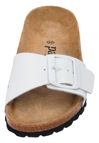 Sandal in pelle bianca con una larga fascia, fibbia robusta, soletta in sughero e suola in gomma nera strutturata. Taglia 37 indicata sulla soletta.