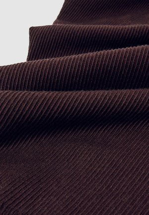 Hnědá ribLinková látka s měkkou texturou, která má výrazné svislé pruhy. Materiál je silný, což vytváří útulný vzhled.