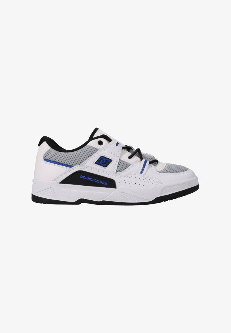 Bílé a šedé sportovní boty s perforovanými panely, černými akcenty a modrými detaily. Mají polstrovaný límec a texturovanou gumovou podrážku.