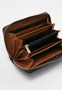 Cartera de piel negra y marrón con herrajes dorados, que cuenta con múltiples ranuras para tarjetas, un compartimento con cremallera y un forro interior texturizado.