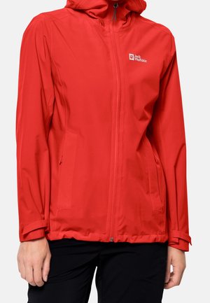 Czerwona wodoodporna kurtka z kapturem, z przodu zamek błyskawiczny, zamki błyskawiczne w kieszeniach, regulowane paski na nadgarstkach i białe logo Jack Wolfskin na piersi.